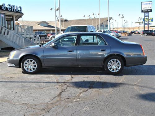 Cadillac DTS 2010 photo 1