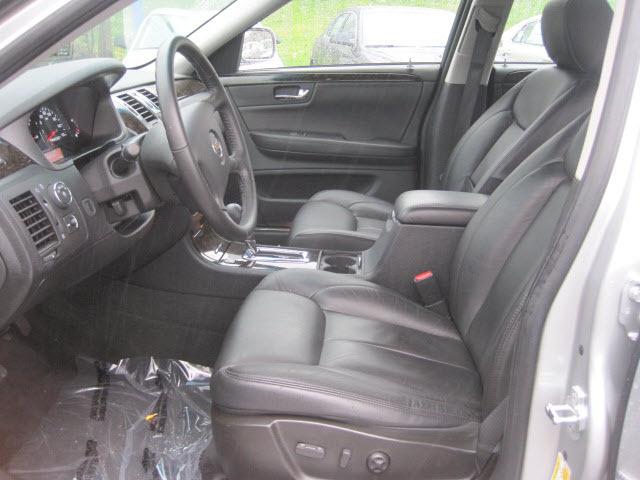 Cadillac DTS 2010 photo 1