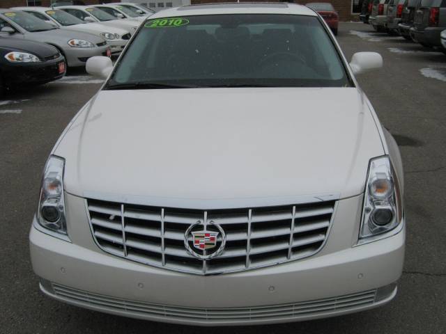 Cadillac DTS 2010 photo 1