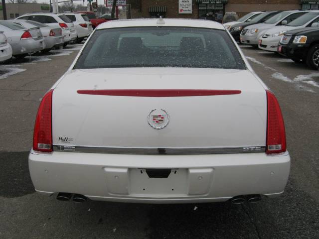 Cadillac DTS 2010 photo 4