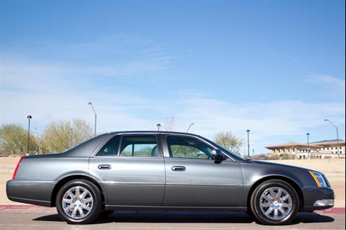 Cadillac DTS 2010 photo 1