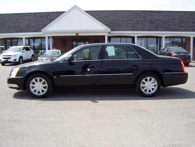 Cadillac DTS 2010 photo 1
