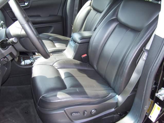 Cadillac DTS 2010 photo 2