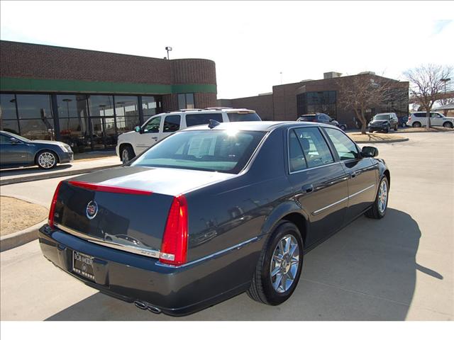 Cadillac DTS 2010 photo 1