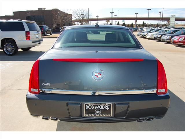 Cadillac DTS 2010 photo 2
