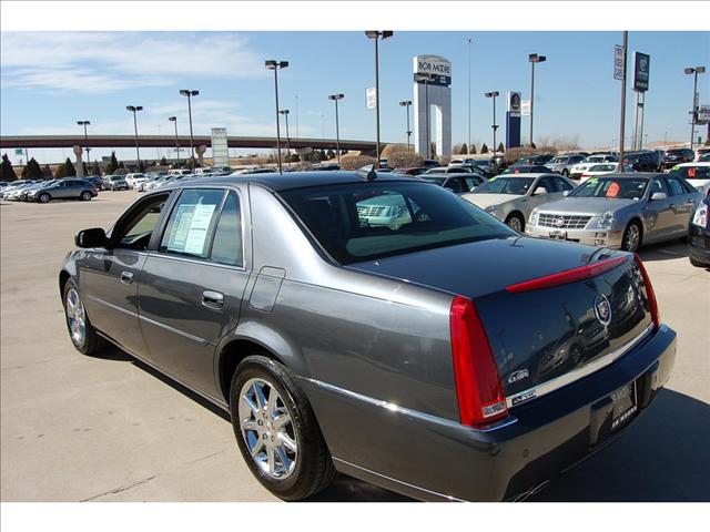 Cadillac DTS 2010 photo 3