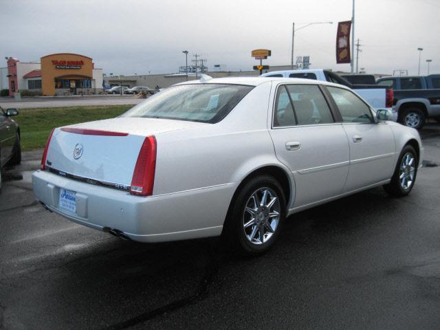 Cadillac DTS 2010 photo 1