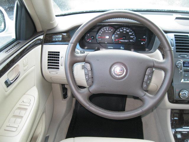 Cadillac DTS 2010 photo 2