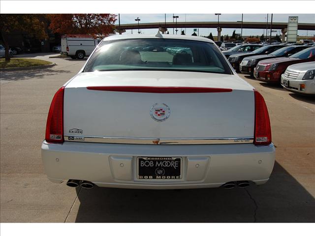 Cadillac DTS 2010 photo 1