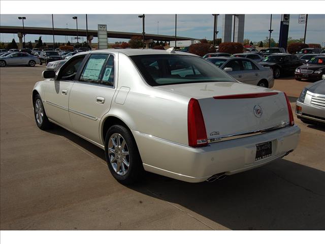 Cadillac DTS 2010 photo 2