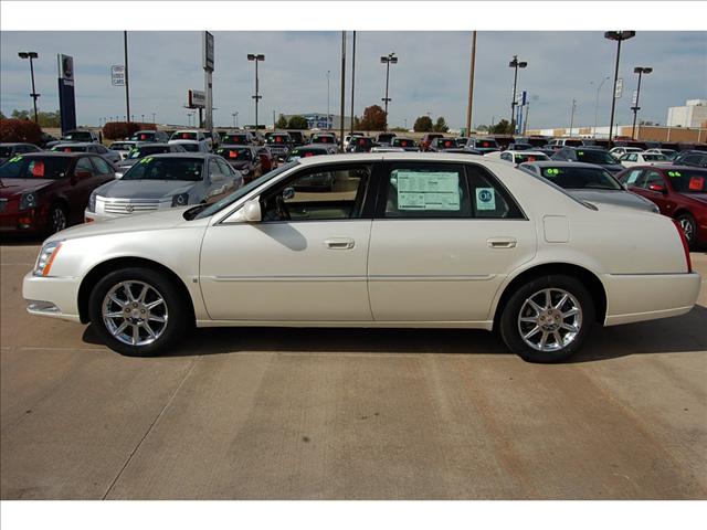 Cadillac DTS 2010 photo 3