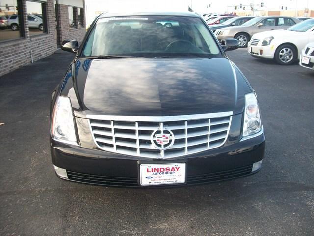Cadillac DTS 2010 photo 1