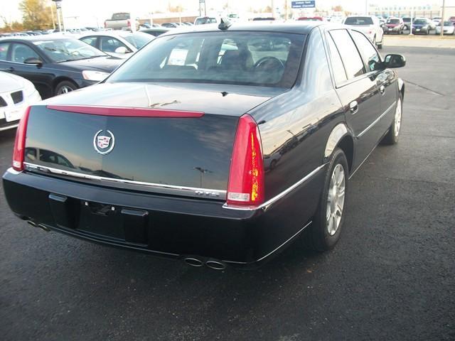 Cadillac DTS 2010 photo 2
