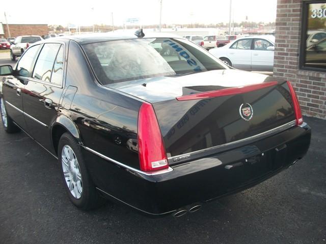 Cadillac DTS 2010 photo 3
