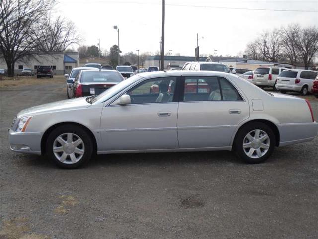 Cadillac DTS 2010 photo 1
