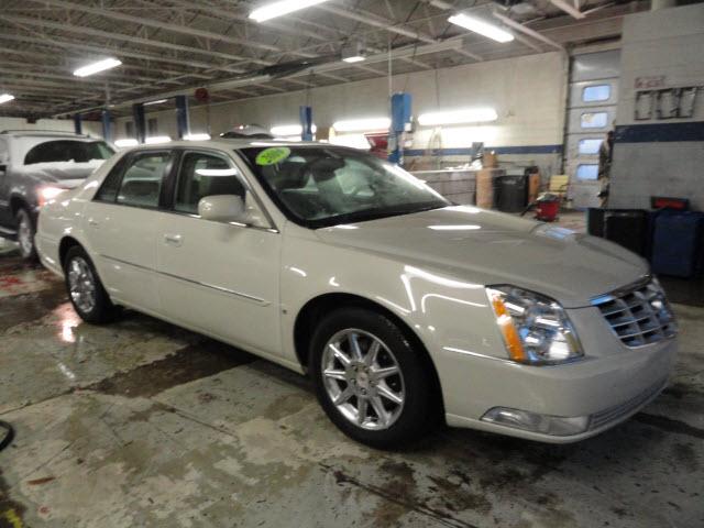 Cadillac DTS 2010 photo 1