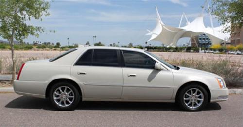 Cadillac DTS 2010 photo 1