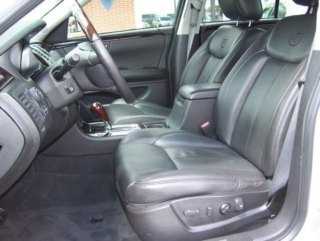 Cadillac DTS Lariat DVD Sedan