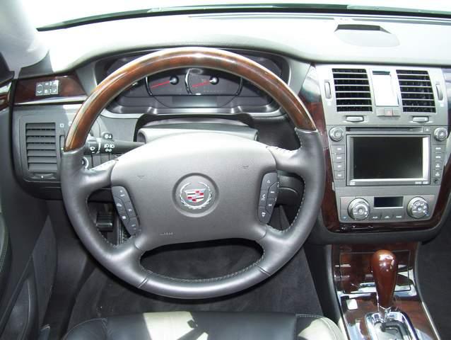 Cadillac DTS 2010 photo 1