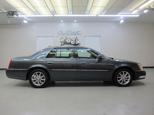 Cadillac DTS Unknown Sedan