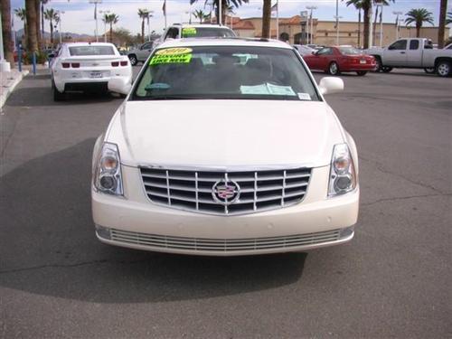 Cadillac DTS 2010 photo 1