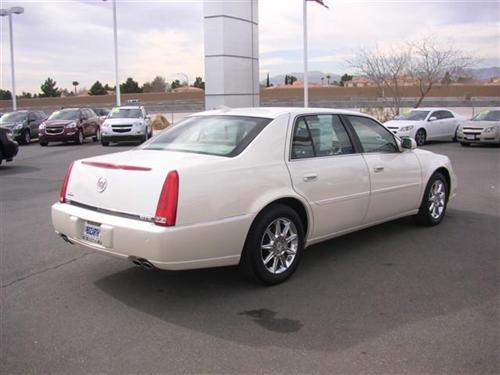 Cadillac DTS 2010 photo 2