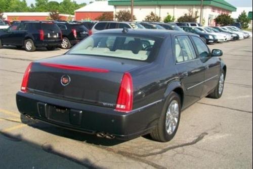 Cadillac DTS 2010 photo 1