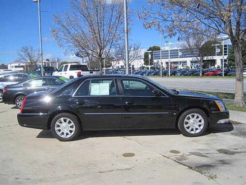Cadillac DTS 2010 photo 1