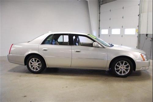 Cadillac DTS 2010 photo 1
