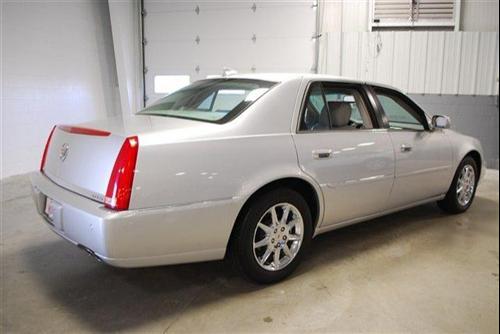 Cadillac DTS 2010 photo 2