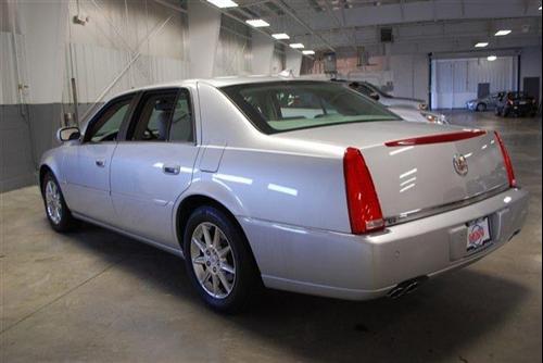 Cadillac DTS 2010 photo 3