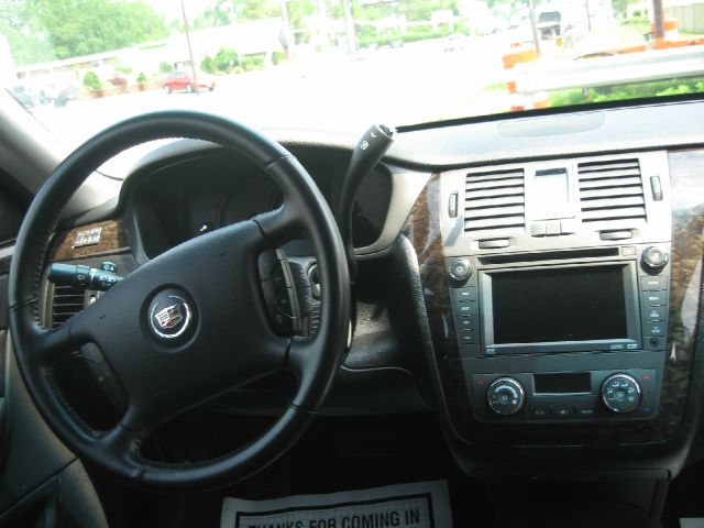 Cadillac DTS 2010 photo 2