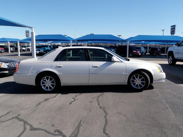 Cadillac DTS 2010 photo 1
