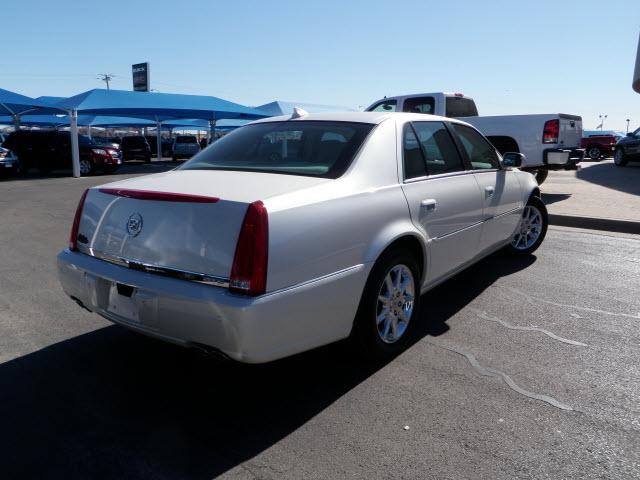 Cadillac DTS 2010 photo 2