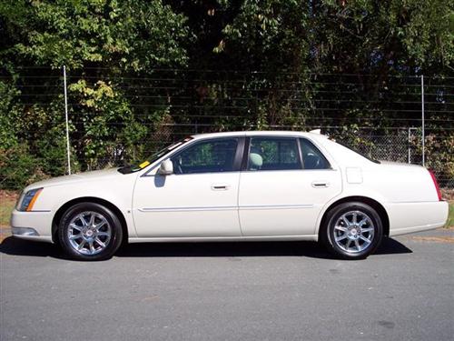 Cadillac DTS 2010 photo 1