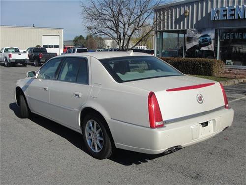 Cadillac DTS 2010 photo 1