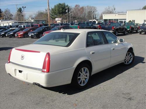 Cadillac DTS 2010 photo 2
