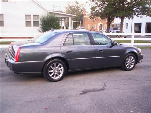 Cadillac DTS 2010 photo 1