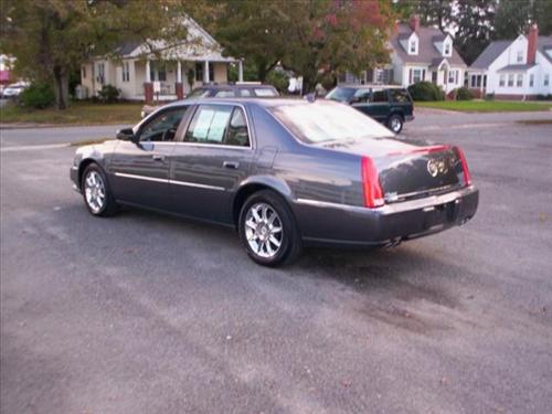 Cadillac DTS 2010 photo 2