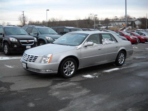 Cadillac DTS 2010 photo 1