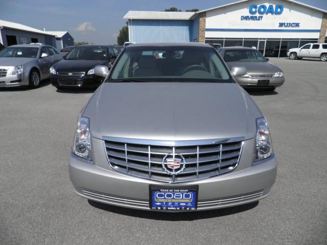 Cadillac DTS 2010 photo 1
