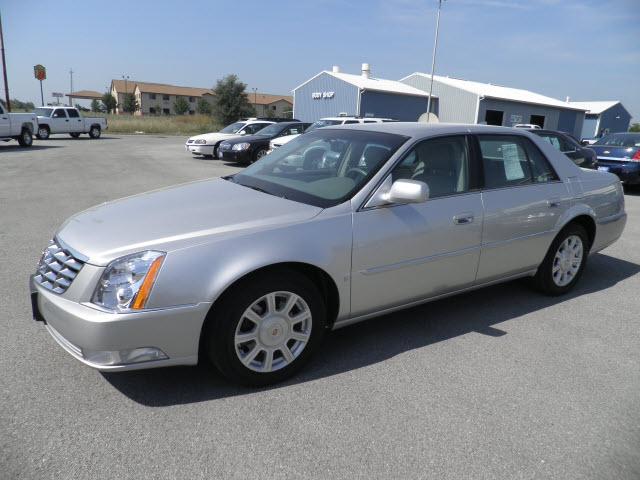 Cadillac DTS 2010 photo 2
