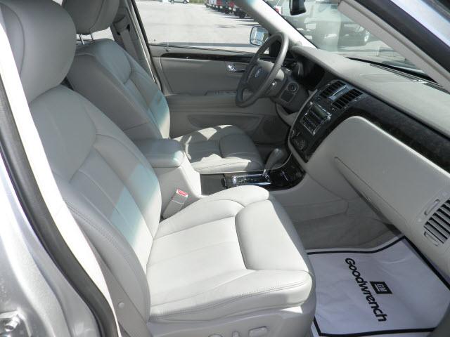 Cadillac DTS 2010 photo 3