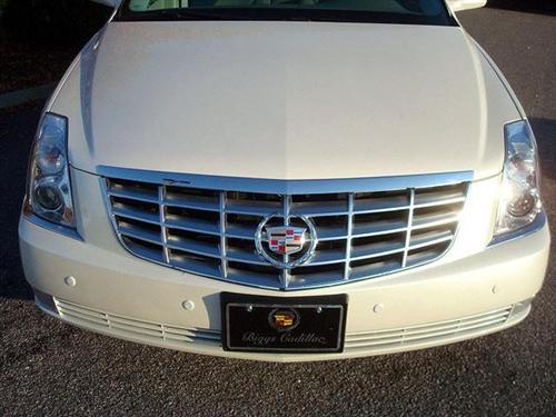 Cadillac DTS 2010 photo 1