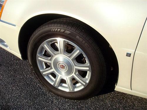 Cadillac DTS 2010 photo 2