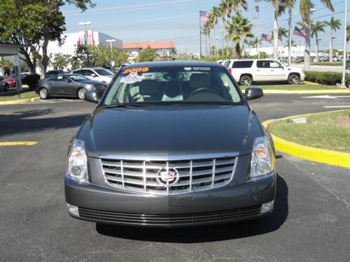 Cadillac DTS 2010 photo 1