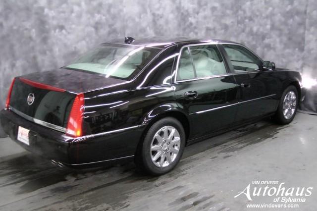 Cadillac DTS 2010 photo 2
