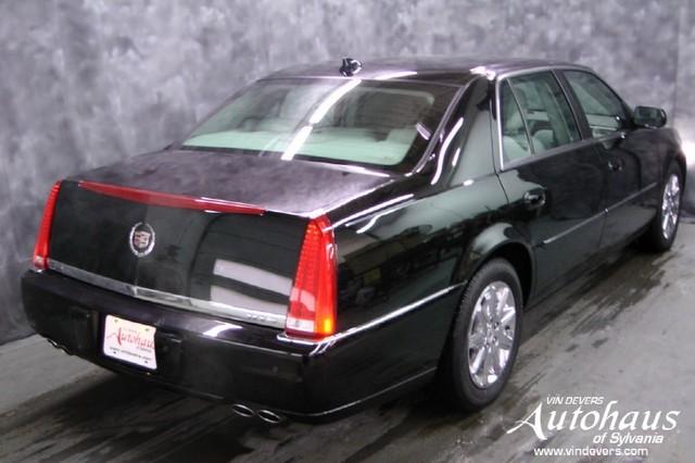 Cadillac DTS 2010 photo 3