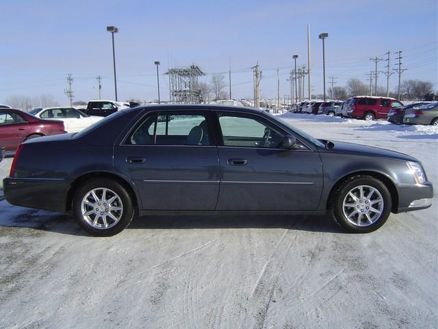Cadillac DTS 2010 photo 1