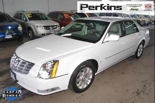 Cadillac DTS 2010 photo 1